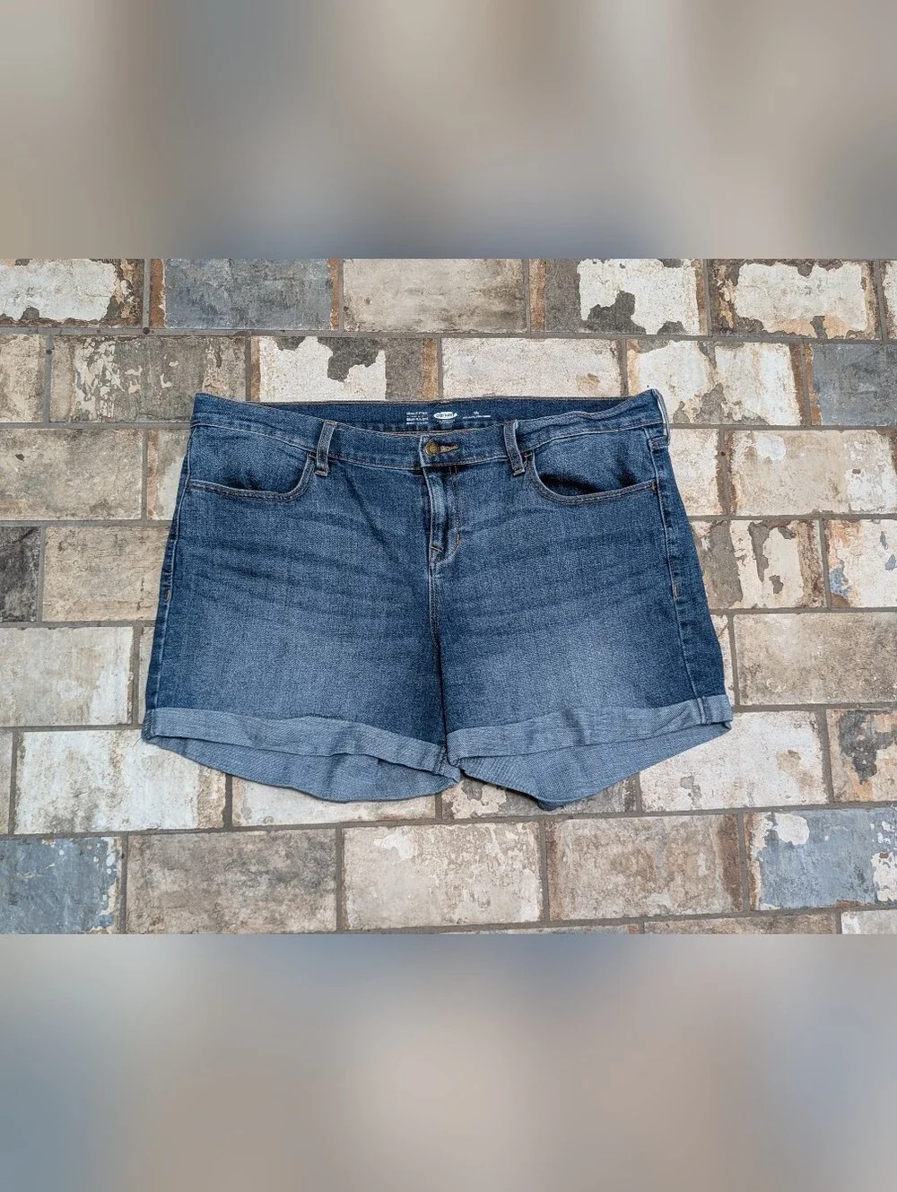 Old Navy Medium Wash Cuffed Stretch Denim Jean Shorts - Women's Size 14